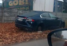 Porzucony rozbity jaguar stoi na poboczu ulicy w Zielonej Górze (ZDJĘCIA CZYTELNIKA)