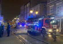 Pożar mieszkania w kamienicy na rynku w Zielonej Górze. Jedna osoba podtruta dymem (ZDJĘCIA)