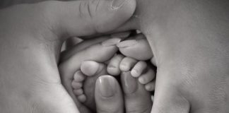 Noworodek w ciężkim stanie trafił do szpitala. Rodzicie zatrzymani