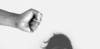 Matka znęcała się na synem. Zareagowali koledzy widząc siniaki