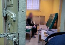 Okradł seniorkę w Zielonej Górze podając się za policjanta. Kobieta 13 tys. zł wyrzuciła przez okno. Oszust został zatrzymany (FILM)