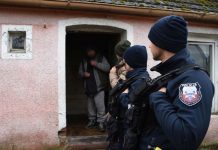 Oni święta spędza w zimnych i ciemnych pustostanach. Oby przeżyli zimę (ZDJĘCIA)