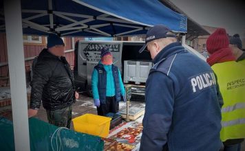 Policyjne kontrole stanowisk sprzedaży karpia. Chodzi o godne warunki dla ryb