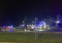 Pożar hali magazynowej firmy w Zielonej Górze. Ogień wydostał się na dach. Trwa akcja gaśnicza (ZDJĘCIA CZYTELNIKÓW)