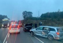 Kierujący volkswagenem uderzył w opla w Zielonej Górze. Na miejscu policja (ZDJĘCIA CZYTELNIKÓW)