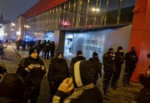 Jarosław Kaczyński w Zielonej Górze. Planetarium obstawione policją uzbrojoną jak przed meczem wysokiego ryzyka. Czy jest ich tam 300? (ZDJĘCIA)