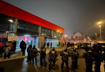 Jarosław Kaczyński w Zielonej Górze. Protesty pod planetarium. Ludzie mają dość. Policja grozi ludziom użyciem siły, „Dbajcie o wasze życie i zdrowie” (FILM, ZDJĘCIA)