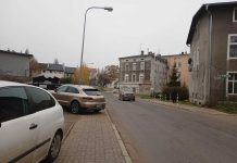 Tak się porsche blokuje chodnik w Zielonej Górze. Po mistrzowsku (ZDJĘCIE CZYTELNIKA)