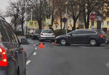 Zderzenie smarta z peugeotem w Zielonej Górze, a kierowca opla stoi, bo… przeszkadzają mu elementy samochodów na jezdni (ZDJĘCIA CZYTELNIKÓW)