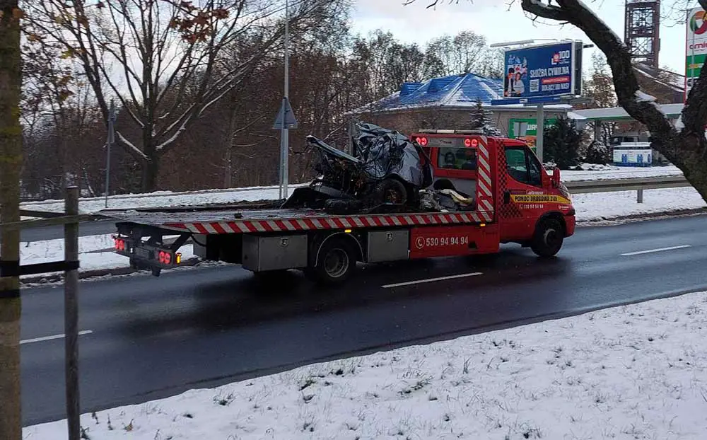 Śmiertelny Wypadek W Zielonej Górze. BMW Zostało Rozerwane. Zginęli ...