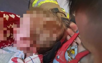 Co za akcja strażaków. Ściągali z głowy dziecka nakładkę… na sedes