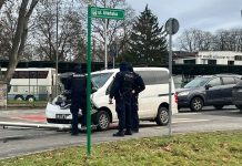 Nissanem uderzyła w lampę w Zielonej Górze. Nieprzytomną kierującą wyciągnęli z auta świadkowie (ZDJĘCIA)