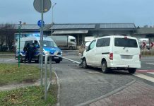 Kobieta zasłabła i nissanem uderzyła w lampę w Zielonej Górze. Nieprzytomną wyciągnęli z auta świadkowie. Jest nagranie (FILM, ZDJĘCIA)