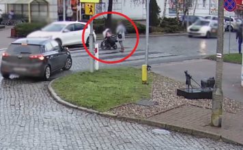 Jechała i rozmawiała przez telefon, dlatego nie zauważyła kobiety z wózkiem na pasach (FILM)