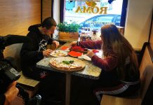 Odcinek „Chłopaki do wzięcia” nagrany w zielonogórskiej pizzerii Roma. Którą pizzę zjadł Jarek?