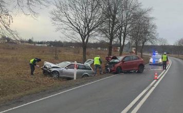 Poważny wypadek pod Nową Solą. Czołowe zderzenie BMW i skody. Nieprzytomna kobieta zabrana do szpitala (FILM, ZDJĘCIA CZYTELNIKA)