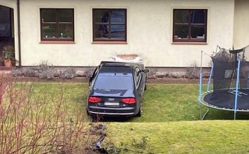 Audi zjechało ze skarpy w Zielonej Górze i uderzyło w dom (ZDJĘCIA)