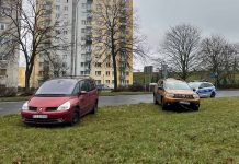 Kolizje w Zielonej Górze. Zderzenie renault i dacii. Auto wjechało w słupki (ZDJĘCIE CZYTELNIKA)