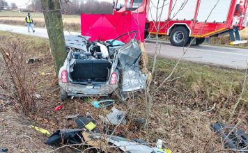 Śmiertelny wypadek. Zginął 19-latek, który prawo jazdy miał dwa miesiące. Z nissana nic nie zostało (ZDJĘCIA)