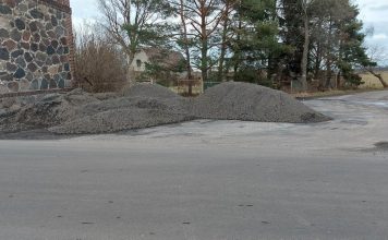 Ktoś sobie zrobił magazyn tłucznia na skrzyżowaniu w Wichowie (ZDJĘCIA CZYTELNIKA)