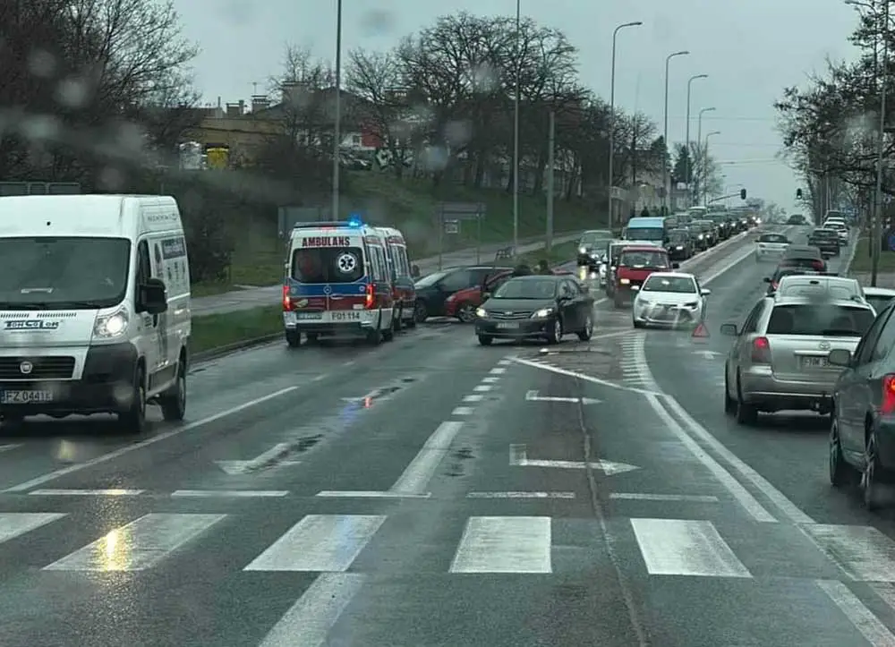 Wypadek W Zielonej Górze. Zderzenie Skody Bolt Z Volkswagenem. Ranne ...