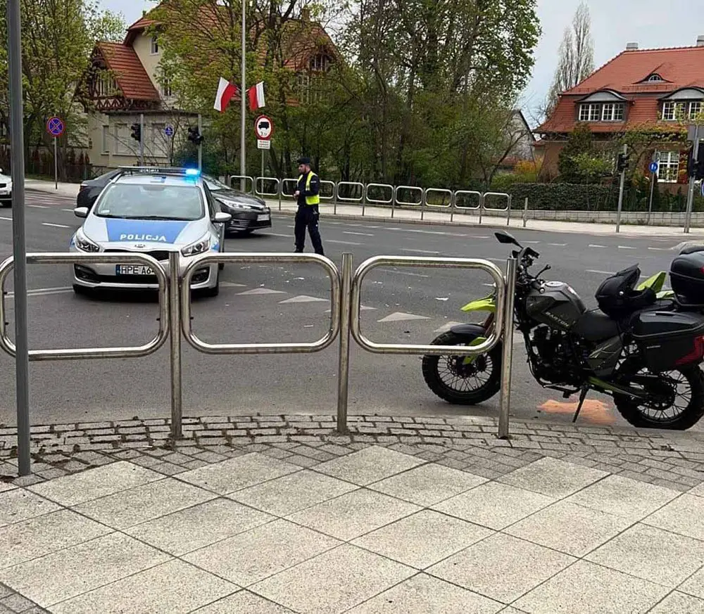 Wypadek W Zielonej Górze. Połamany Motocyklista Trafił Do Szpitala ...