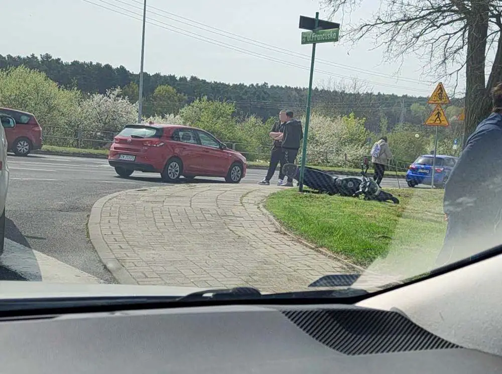 Wypadek W Zielonej Górze. Zderzenie Skody I Motoroweru. Jedna Osoba W ...