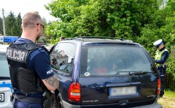 18-letni Ukrainiec wiózł chryslerem bez tylnych foteli 11 imigrantów. Leżeli przykryci kurtkami (FILM)