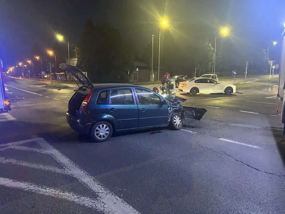 Wypadek W Zielonej Górze. Zderzenie Mercedesa I Forda. Jedno Z Aut ...