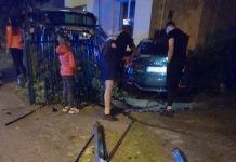 Audi wypadło z drogi i uderzyło w kamienicę w Zielonej Górze (ZDJĘCIA CZYTELNIKÓW)