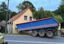 Naczepa ciężarówki uderzyła w dom w Niwiskach. Na miejscu zielonogórscy strażacy (ZDJĘCIA)