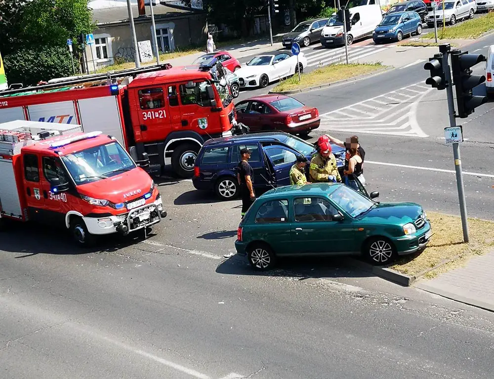 Wypadek W Zielonej Górze. Zderzenie Volkswagena I Nissana. Na Miejscu ...