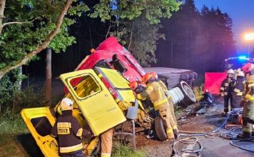 Horror na drodze. Bus został zmiażdżony. Zginęli kobieta i mężczyzna (ZDJĘCIA)