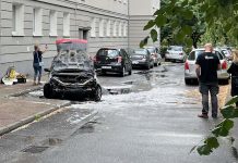Pożar samochodu w Zielonej Górze. Ford spłonął doszczętnie. Ogień zagrażał blokowi (ZDJĘCIA)