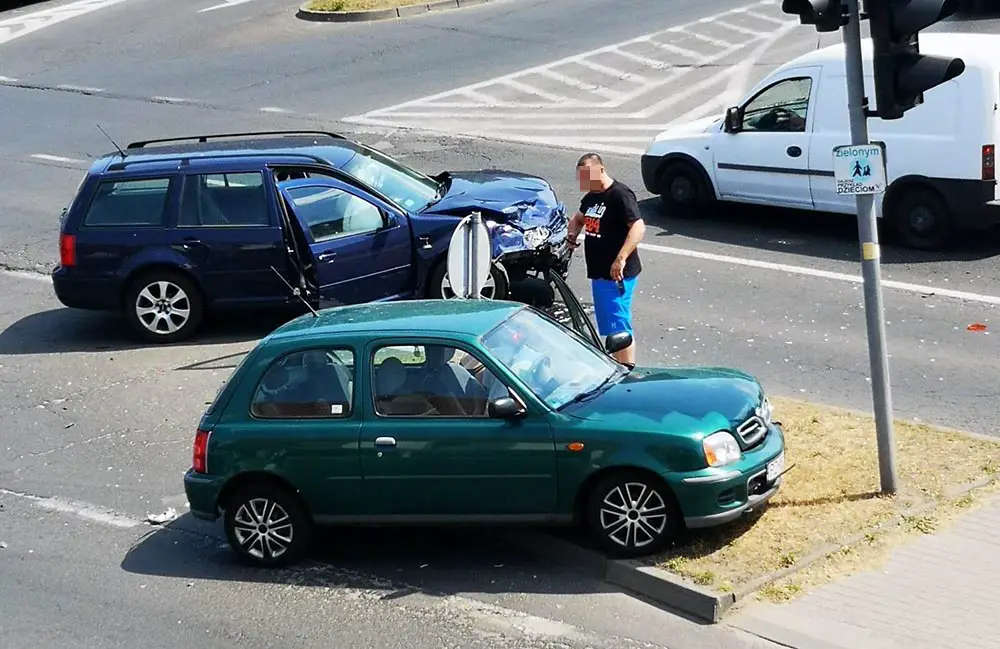 Wypadek W Zielonej Górze. Zderzenie Volkswagena I Nissana. Na Miejscu ...