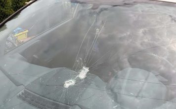 Straszne zachowanie kierowcy na obwodnicy Zielonej Góry. Kierujący rzucił czymś w jadącego forda. Ludzie są pokaleczeni (ZDJĘCIE CZYTELNIKA)