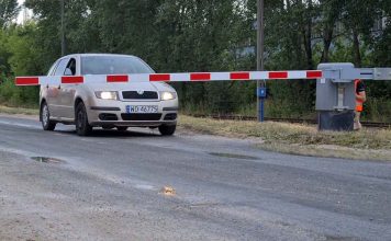 Wjechałeś na przejazd kolejowy między zamknięte rogatki. Nie panikuj. Zrób to (FILM)