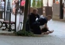 Szarpanina policjantów z agresywnym mężczyzną na deptaku w Zielonej Górze (FILM CZYTELNIKA)