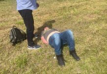 Zuchwała kradzież pod Biedronką w Zielonej Górze. Wyrwał torebkę osobie niepełnosprawnej. Zatrzymali go ludzie