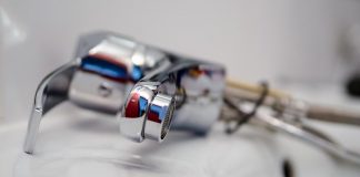 Mężczyzna od trzech dni leżał głową w dół na schodach domu w Zielonej Górze. Pił wodę lecącą po stopniach