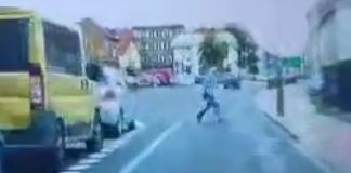 Starszy pan z dzieckiem wbiegł pod samochód w Lubsku. Daje fatalny przykład (FILM CZYTELNIKA)