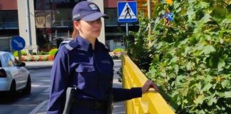 Kobieta stanęła na barierkach mostu. Liczyły się sekundy