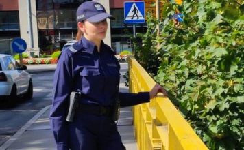 Kobieta stanęła na barierkach mostu. Liczyły się sekundy