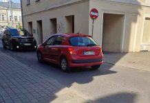 Wjechała peugeotem pod prąd na Plac Pocztowy w Zielonej Górze (ZDJĘCIE CZYTELNIKA)