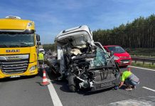Bus uderzył w ciężarówkę na S3 pod Zieloną Górą. Kabinę rozerwało, kierowca cudem przeżył (ZDJĘCIA)