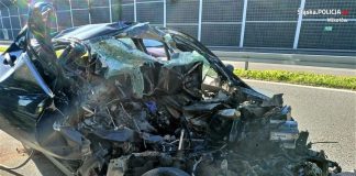 Z auta została miazga. Kierowcy nic się nie stało