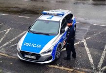 Akcja na parkingu marketu w Zielonej Górze. Mężczyzna wyciągnięty siłą z auta i obezwładniony