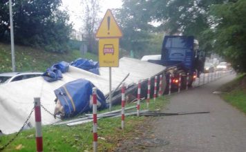 Kierowca ciężarówki nie zmieścił się pod wiaduktem w Świebodzinie
