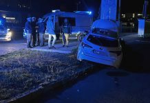 Kierująca toyotą boltem roztrzaskała się o słup w Zielonej Górze (ZDJĘCIA)