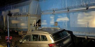 Pijany młody kierowca pomylił… torowisko z drogą. Nadjechał pociąg